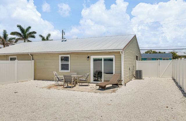 3 Mi to Fort Myers Beach: Unit w/Furnished Patio!
