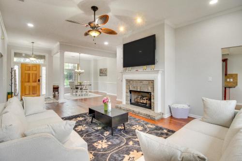 3 Mi to Oglethorpe Mall Home with Fenced Yard!