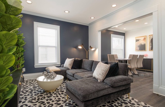 3 miles to B Ball, 5 min walk to Downtown! Stocked Kitchen, AC, WiFi, W/D
