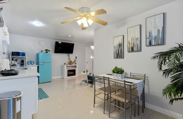 3 miles to the strip 1 BR 1 bath with private entry/yard In-Law house. Peaceful