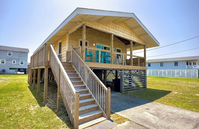 3 Minute walk to the Beach, 1 block from the beach.