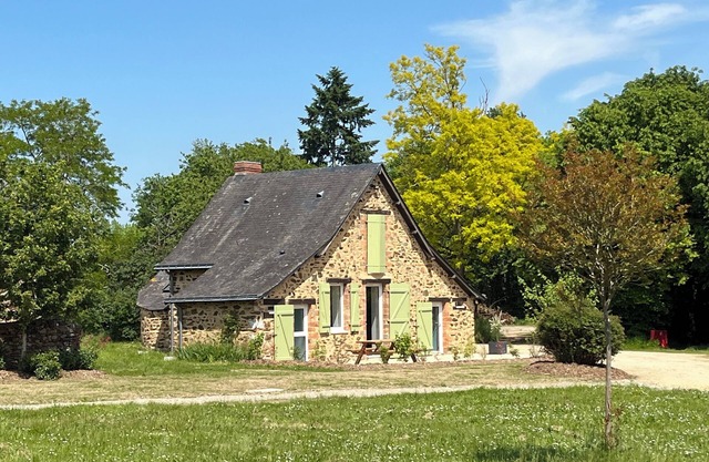 3-person cottage in the countryside near the towpath of the Mayenne river