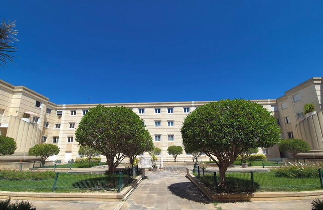 3 room air conditioned Antigone/Center with parking