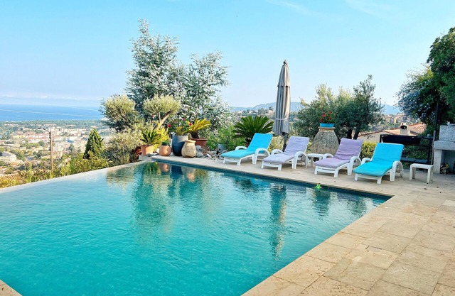 3 room apartment on the ground floor of a villa with sea view