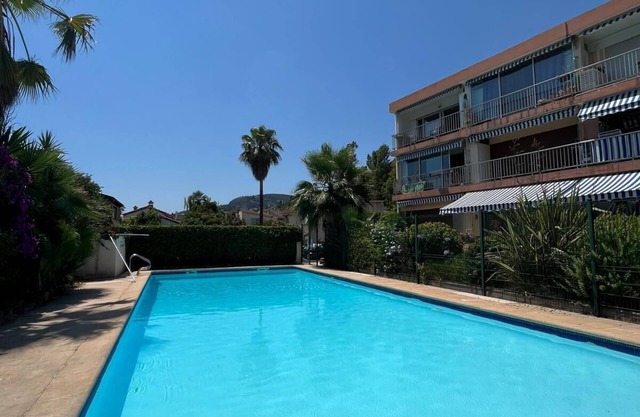 3-room apartment with pool 5 minutes walk from the beach and all amenities!