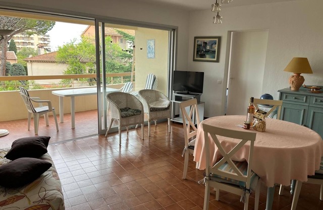 3-room apartment 5 mns walk from the beach with large south-facing balcony
