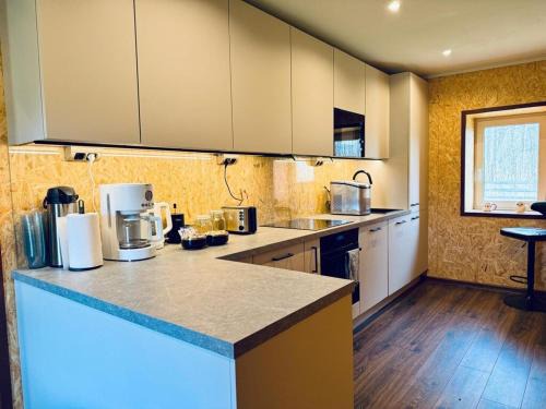 3 room guesthouse, kitchen, gym, pool