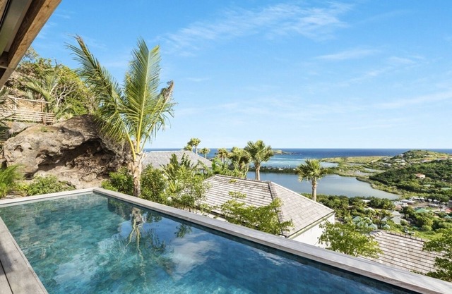 3 rooms with lagoon and sea views
