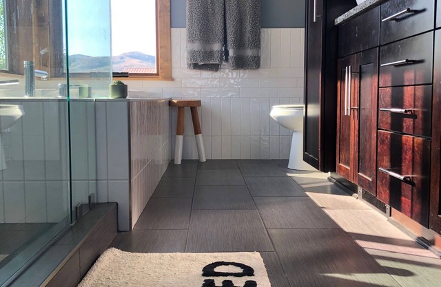 3 Ski Resorts surround this 2 bed, 2 bath guesthouse with mountain views!