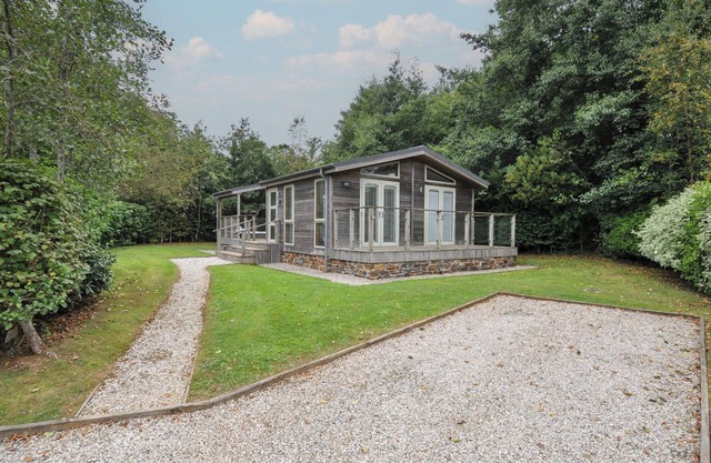 3 SOUTHERN PLACE, pet friendly, character holiday cottage in Dobwalls