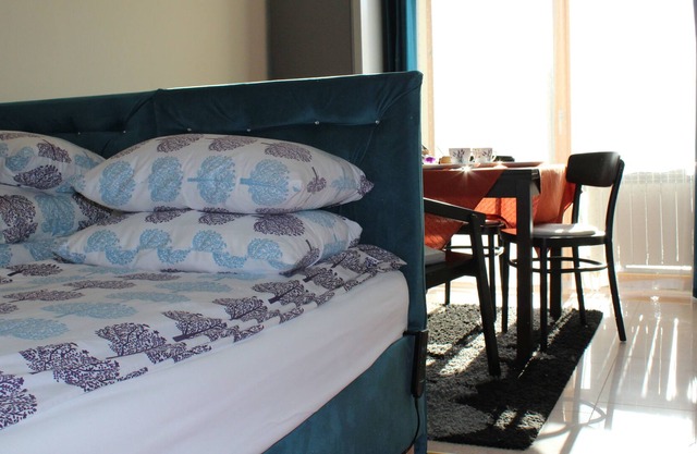 3- STUDIO features both WiFi and private parking free of charge.