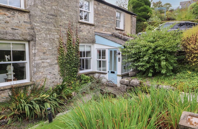 3 TOWER VIEW, family friendly, with open fire in Grange-Over-Sands