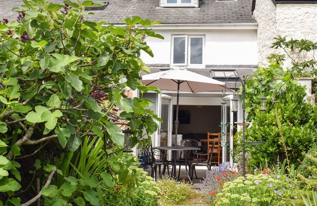 3 WEST STREET, romantic, character holiday cottage in Bampton, Devon