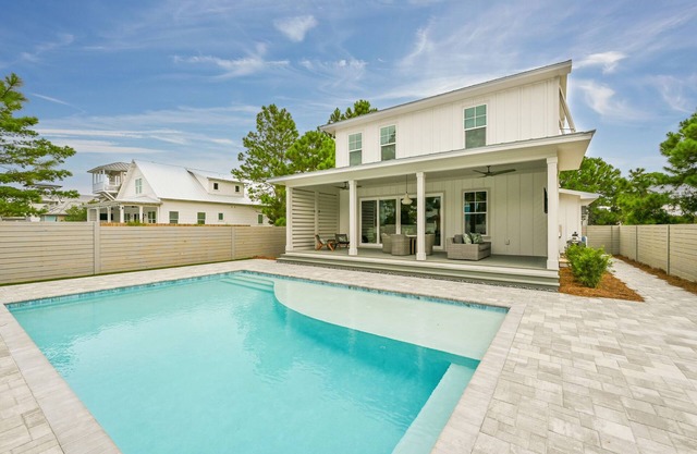 30 A-mazing. 4 bd, Private Heated Pool, 6 Seater Golf Cart and Bikes!