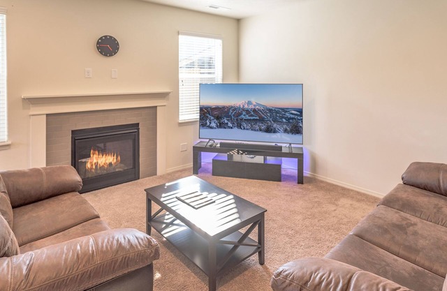 30+ day rental in Bend w/private hot tub ~ Fireplace! Close to Old Mill!