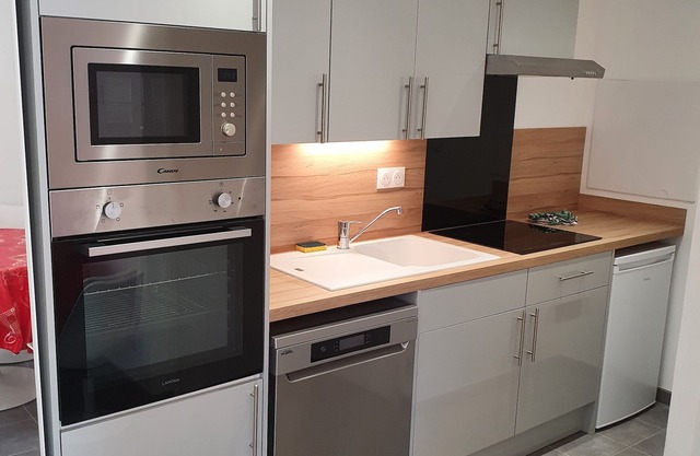 30 m2 furnished apartment near shops and metro