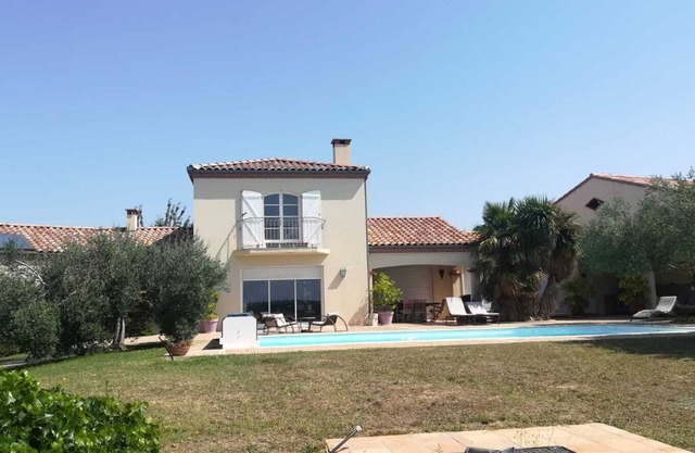 30 m2 guest room with private bathroom and breakfast included.