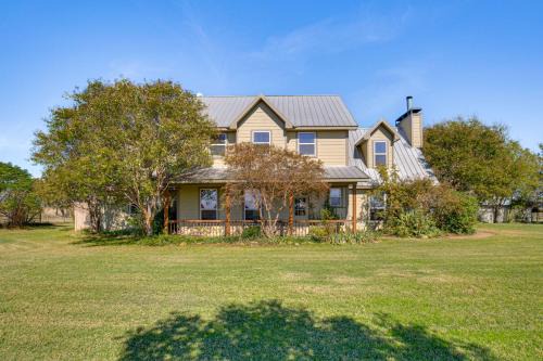 30 Mi to Fort Worth Rural Retreat with Patio!