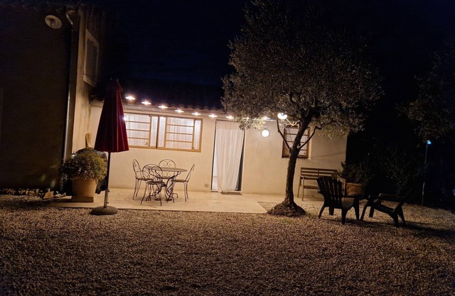30 min from Mont Ventoux, comfortable apartment in old Provencal farmhouse.