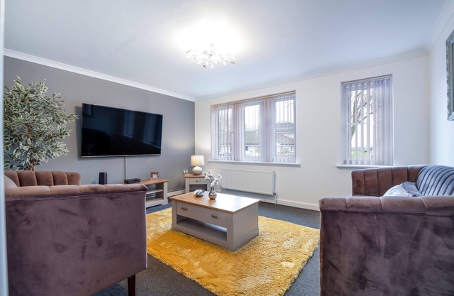 🔥30% OFF 28+ nights stays - Large 4 bedroom close to town w/Parking🔥