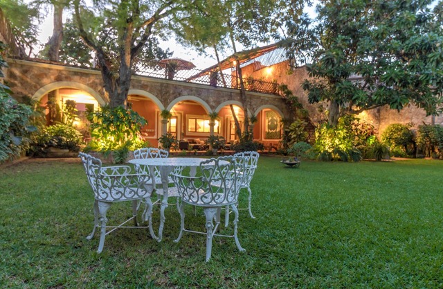 300 year old colonial mansion one block from the town square