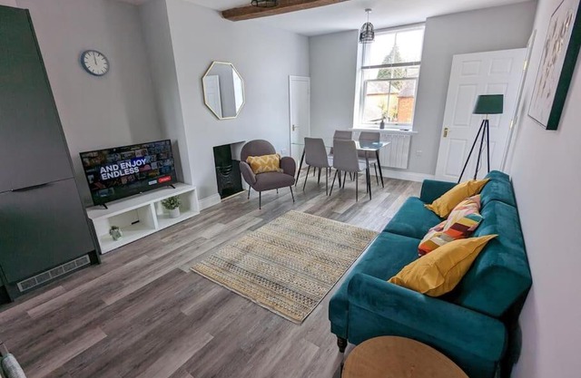 31 High Street - Modern & Stylish 2-bed Apartment - inc parking
