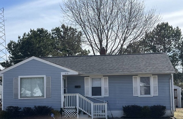 318 Large 3 bedroom with fenced yard!