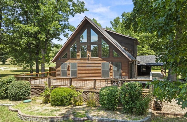 3200 sq ft Lakeside Retreat with Hot Tub & More - Getaway Ranch