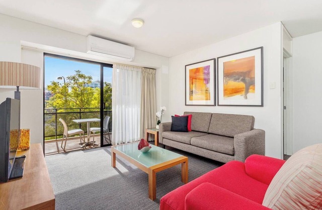 321 Heavenly Hay Sleeps 4 2BR Pool+Gym