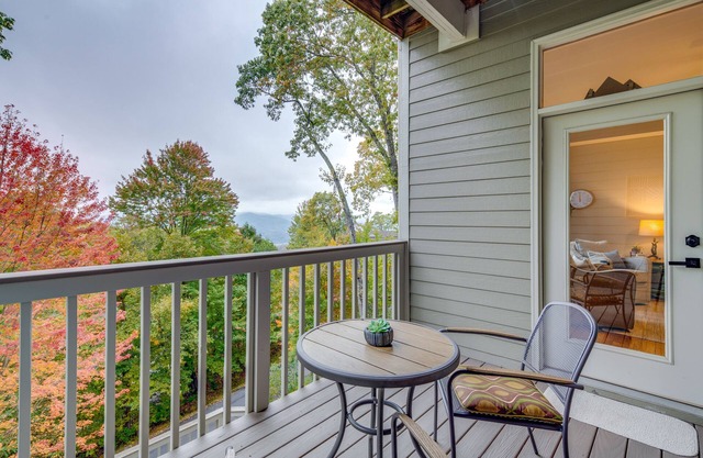 36 Mi to Asheville: Mtn-View Home in Burnsville!