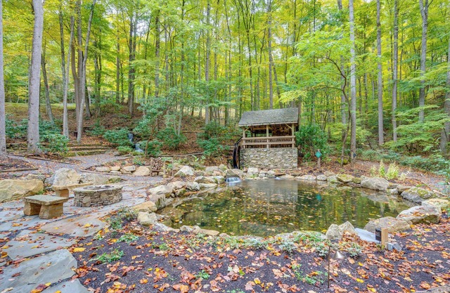 36 Mi to Asheville: Mtn-view Home in Burnsville!