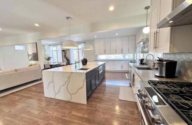3600 sq ft Home with 1 King, 3 Queens, 2 full beds in a safe, quiet neighborhood