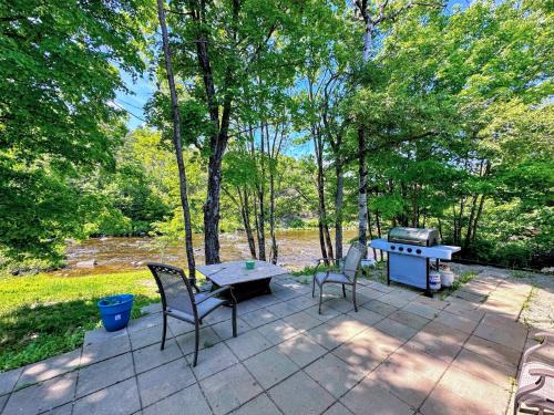 37PA Superbly appointed riverfront home in LIttleton Skiing hiking firepit wif