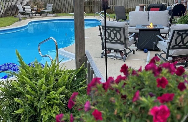 3B 2bath House in charming Gulf Breeze with private pool and privacy fence.