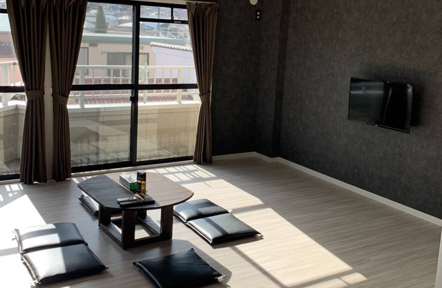 3BAccommodates up to 7 people right in front of JR Usami Station Easy access within 1minute walk / Ito Shizuoka