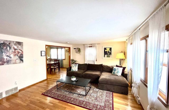 3bd/1ba apartment with parking 2037