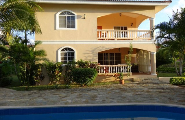 3BD villa with private pool, guest-friendly and walking distance to everything