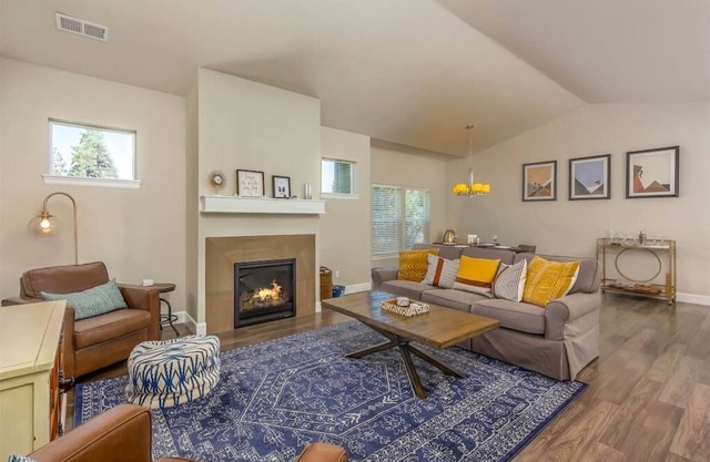 3Bed/2 Bath, Pet friendly,Fenced Backyard, Bend OR