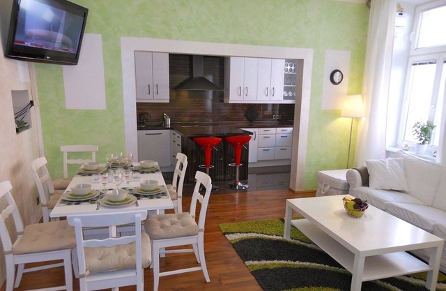 3bedrooms, 8 - 10 pax, Air-Conditioning, Cable TV, Wifi, 10 min to City Centre