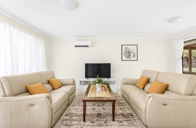 3Beds Vibrant Home Steps to Mall & Transport