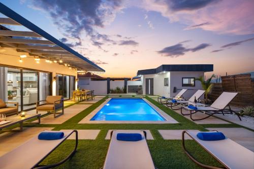 3br - 1 Min To Beach, Pool, Bbq, Prime Location
