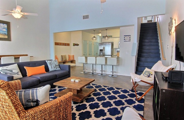 3BR/2B, Clean,Family Friendly, Pool, Close to Beaches. Weekly/Monthly Discounts.