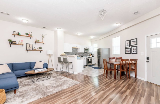 3BR/2BA Churchill Downs-Expo/KING/Parking/Sleep 8