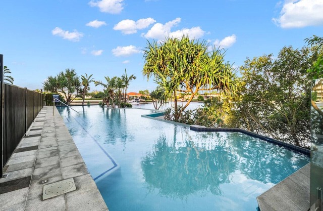 3BR Apartment +Pool Parking!Steps to Harbour Town