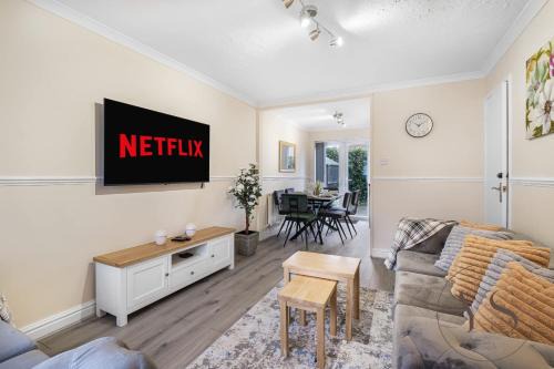 3BR Family Home in Tipton - WiFi Netflix and Parking