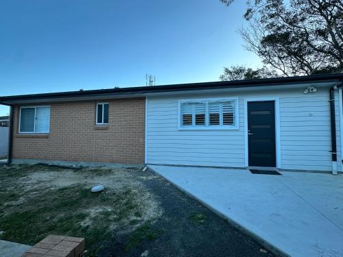 3BR Home 10 mins walk to UOW, free parking, with AC