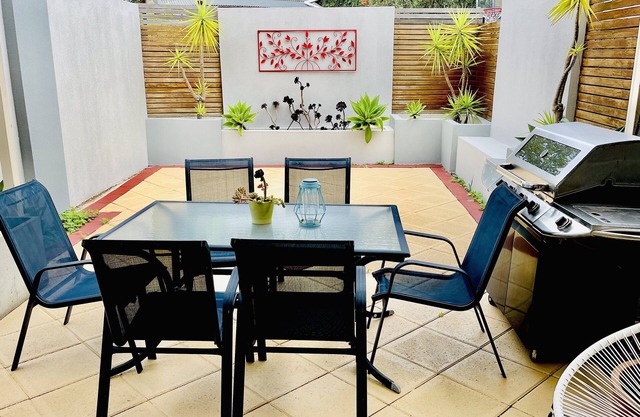 3BR Kensington Holiday Home Close to CBD, Melb Showgrounds Flemington Racecourse