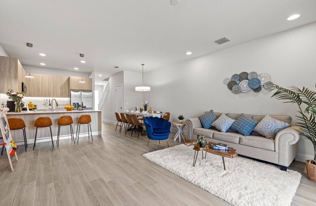 3BR Pool Home + Bonus Lounge w/Daybed WiFi Sleeps 10