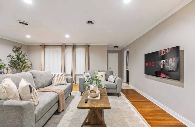 3BR Tranquil Home in Tinley Park