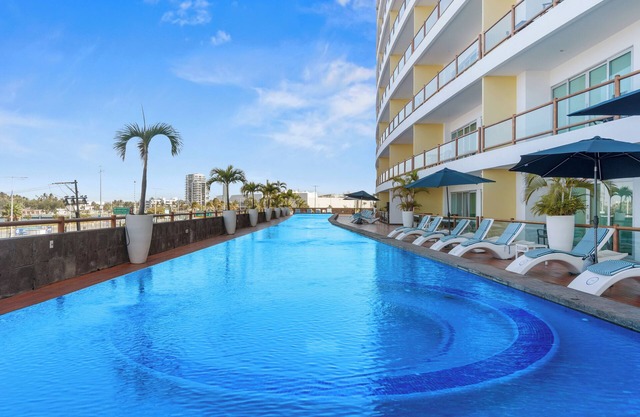 3rd-Floor Gem w/Cruise Views & Rooftop Lounge